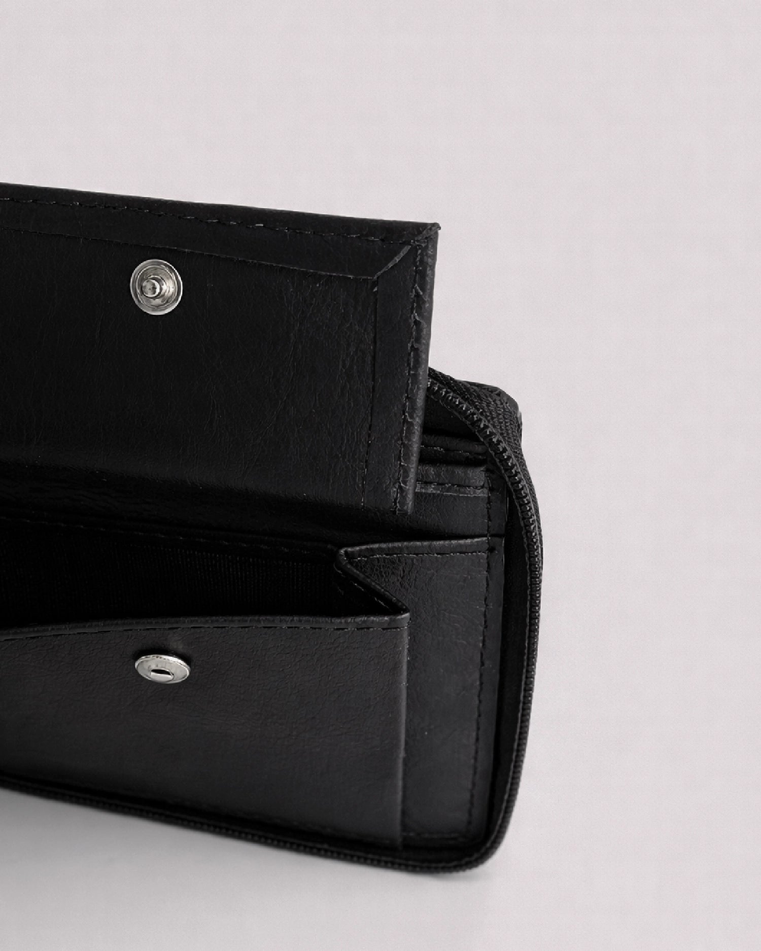 URTHEND Atlas Vegan Leather Zip Wallet