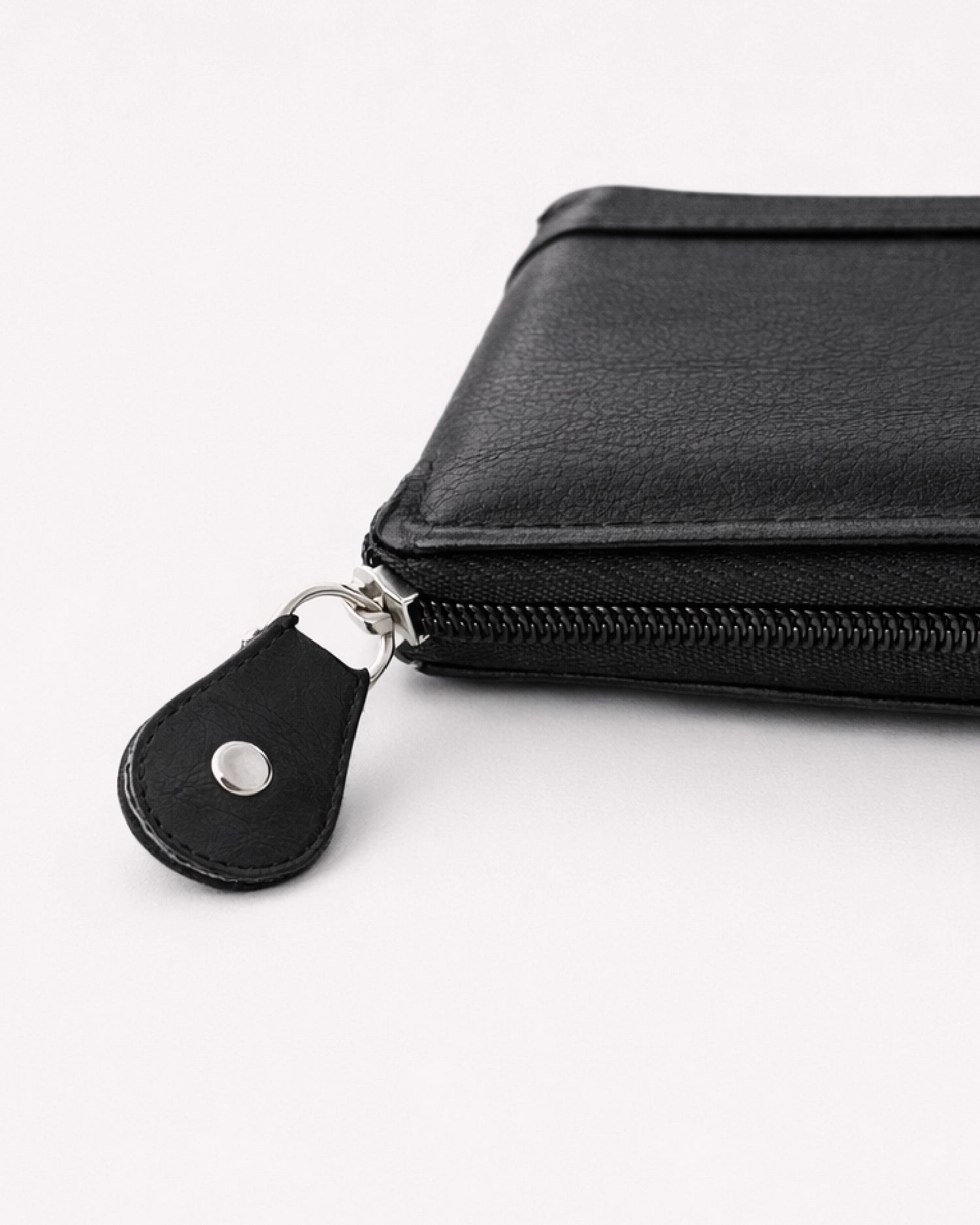 URTHEND Atlas Vegan Leather Zip Wallet