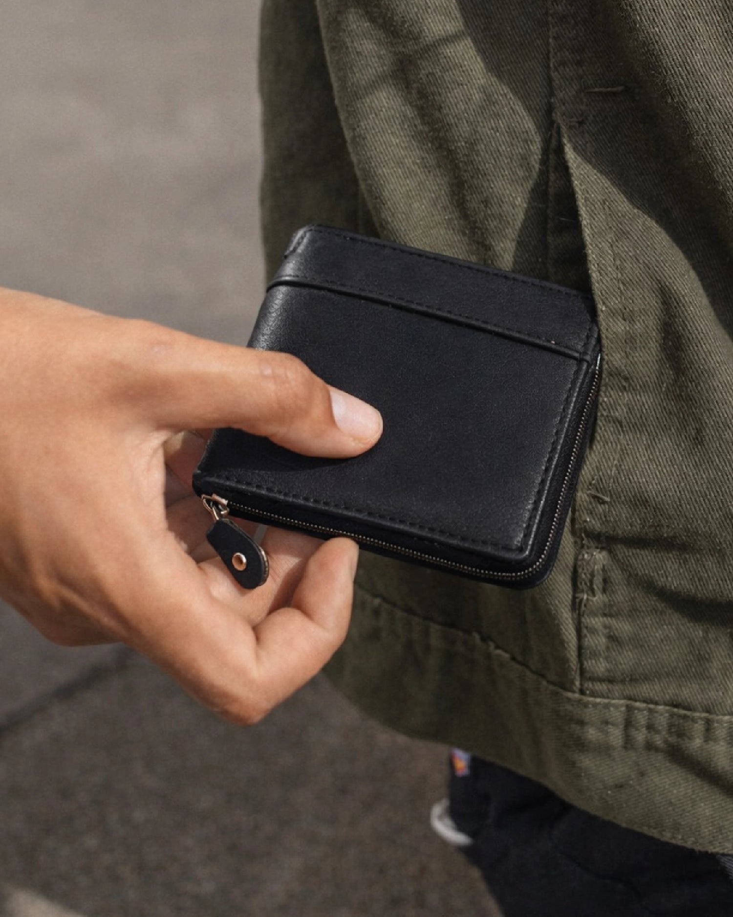 URTHEND Atlas Vegan Leather Zip Wallet