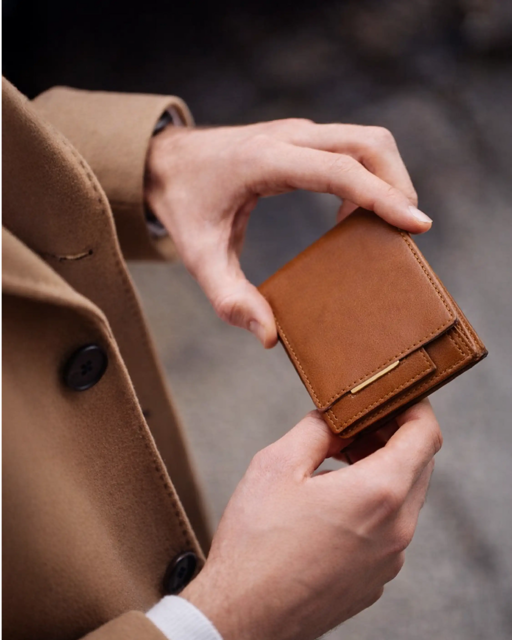 URTHEND Elric Vegan Leather Bi-Fold Wallet